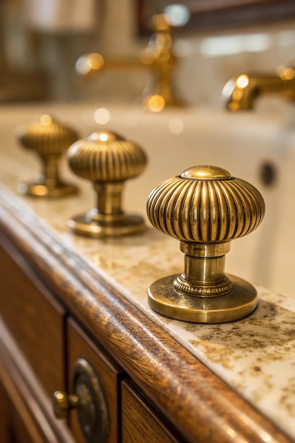 Ribbed brass knobs bring a touch of vintage elegance.