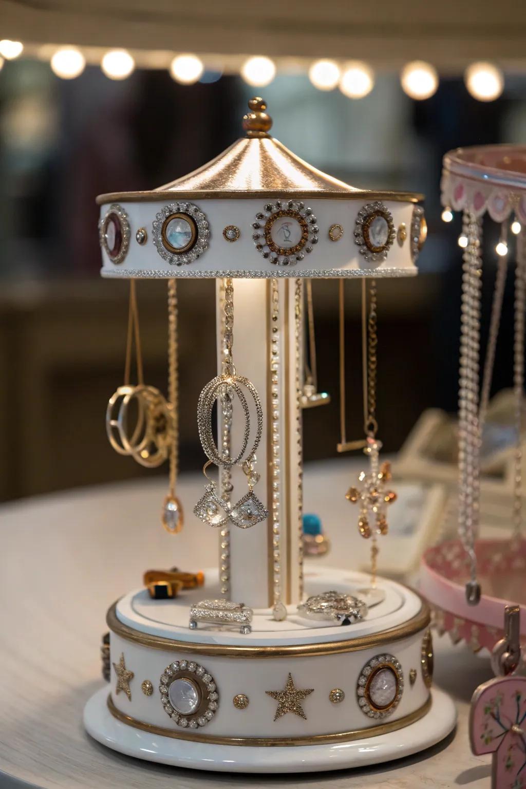 Convenient rotating jewelry carousel