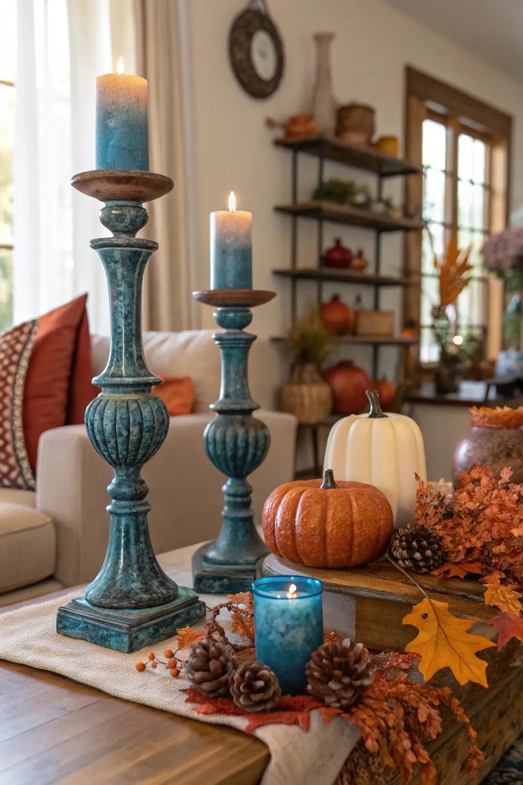 A room enriched by blue metallic touches for fall.