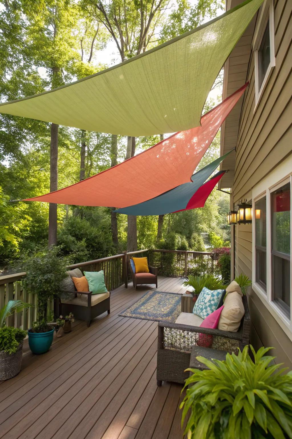 Shade sails bringing a nautical touch to a small deck.