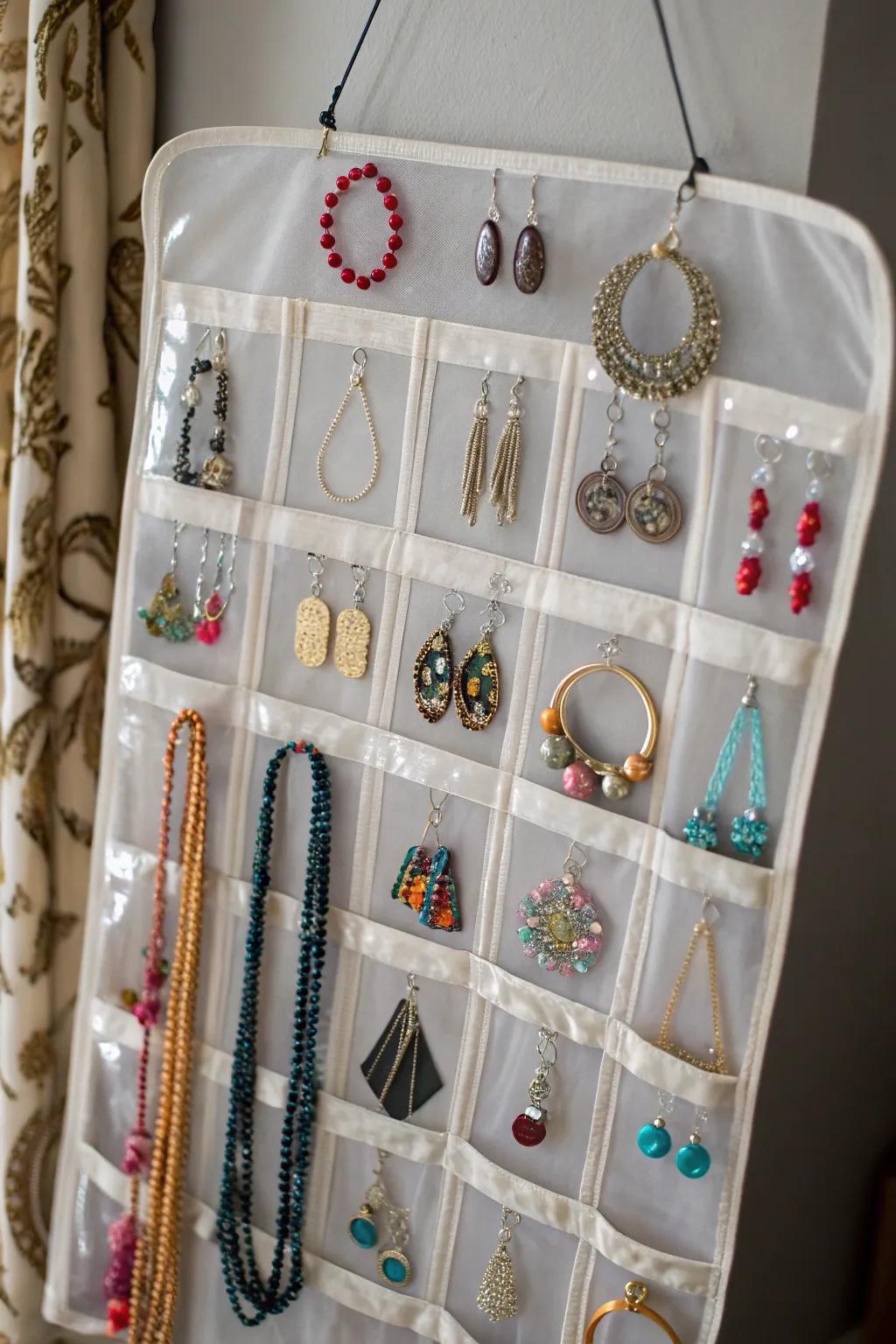 Practical hanging jewelry organizer