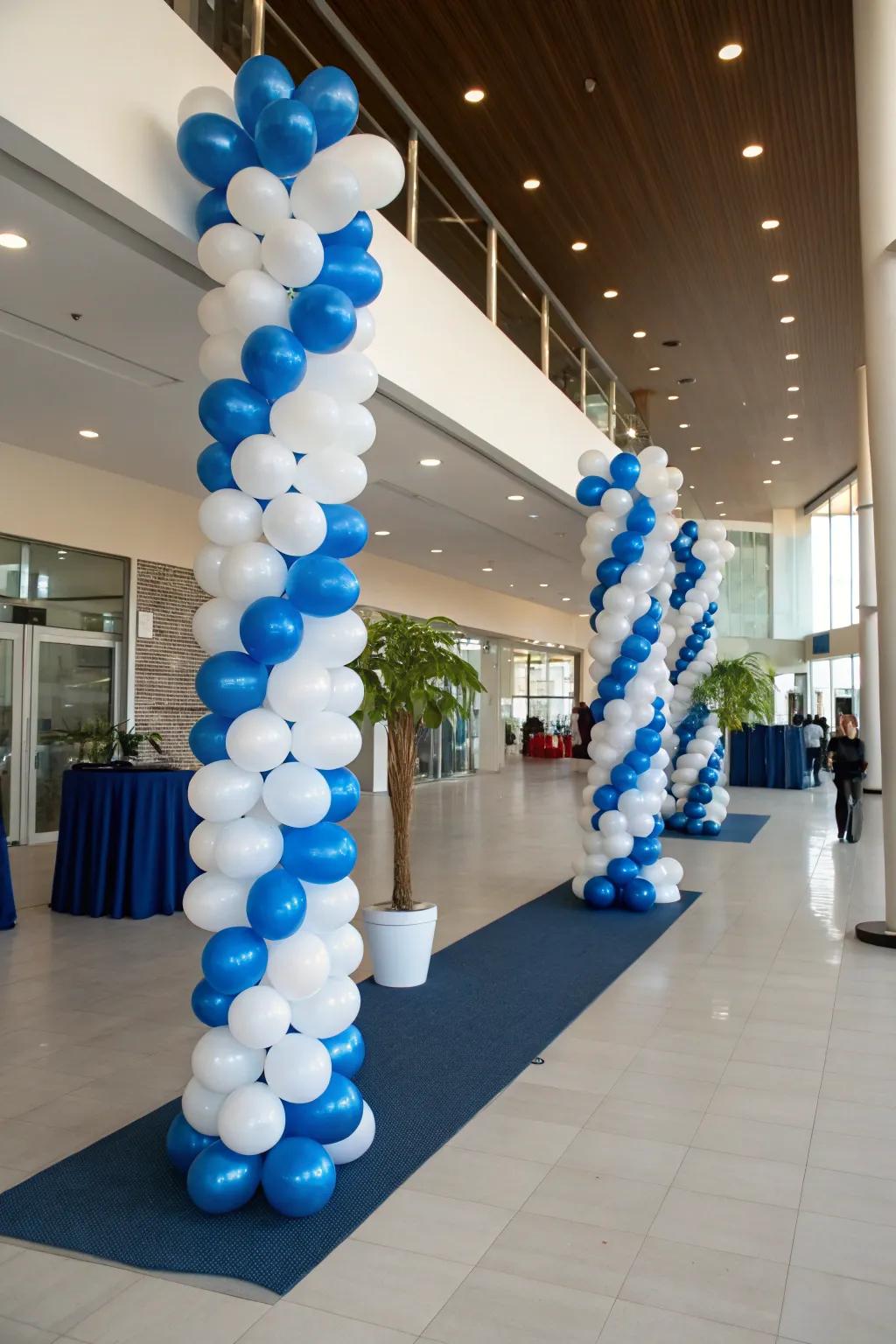 Balloon columns create a structured and elegant atmosphere.