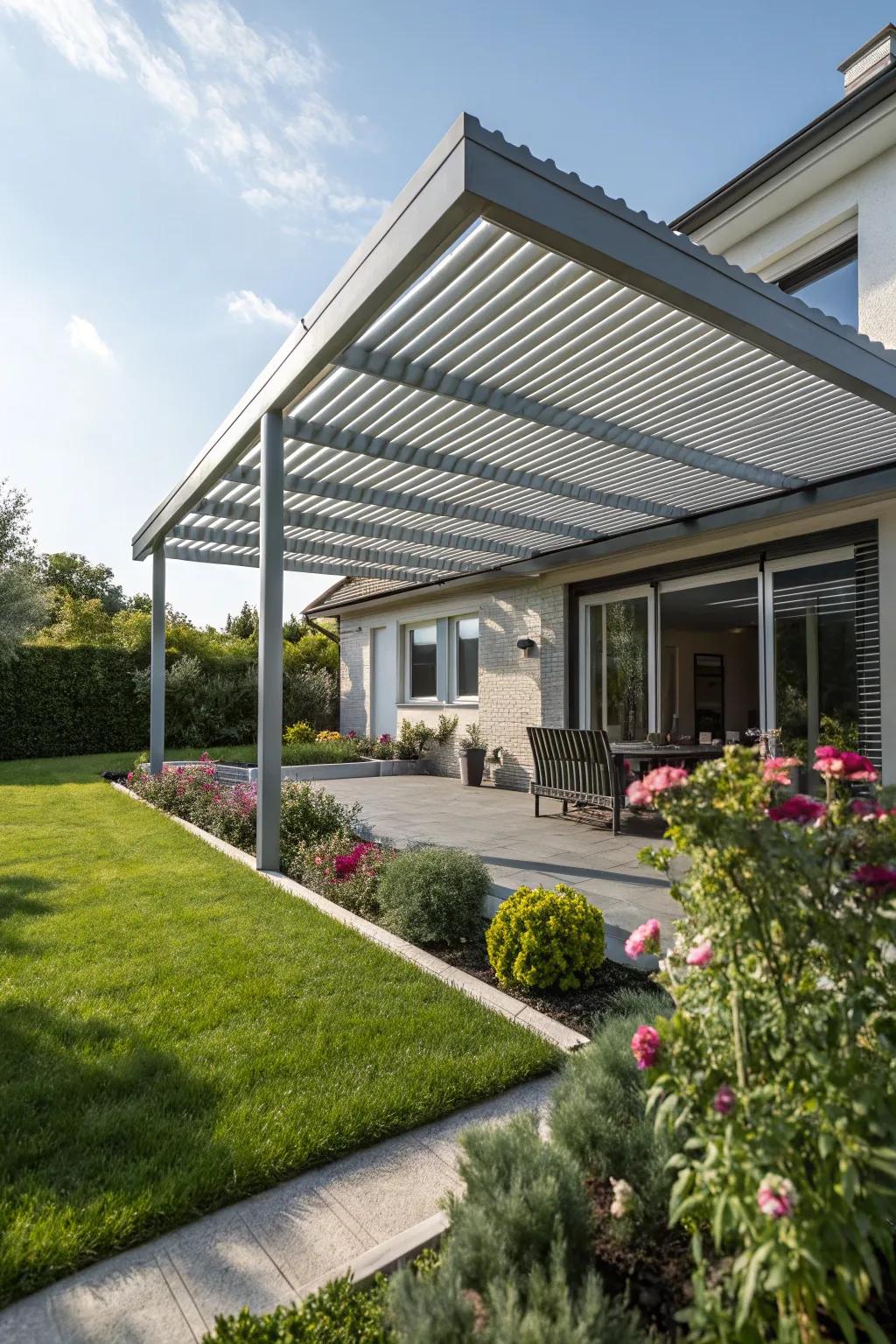 Adapt to the elements with a bioclimatic pergola.